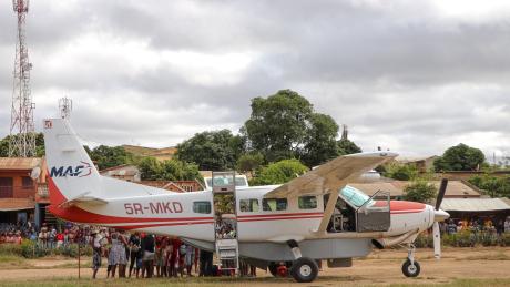 5R-MKD in Mandritsara Airstrip